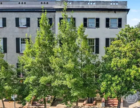 25 W Perry St, Savannah, GA 31401