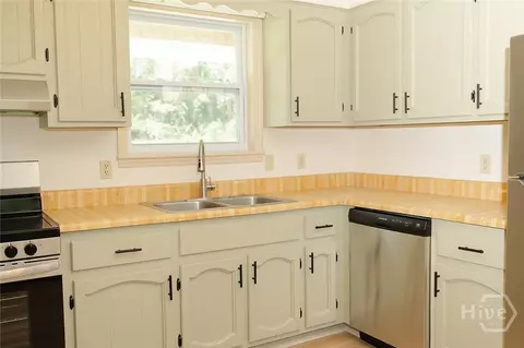 Kitchen - 563 Keith Rd, Guyton, GA 31312 photo 2 of 3