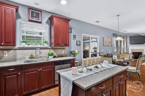 Kitchen - 6 Castle Hill Rd, Savannah, GA 31419 photo 2 of 2