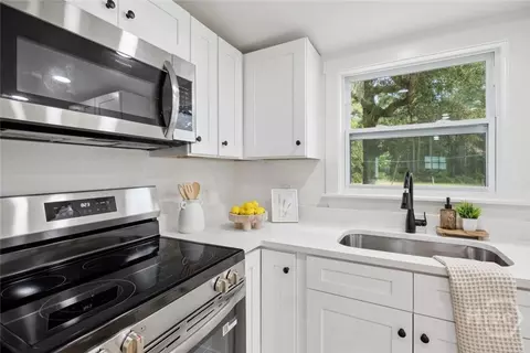 Kitchen - 562 4th Ext, Guyton, GA 31312 photo 3 of 4