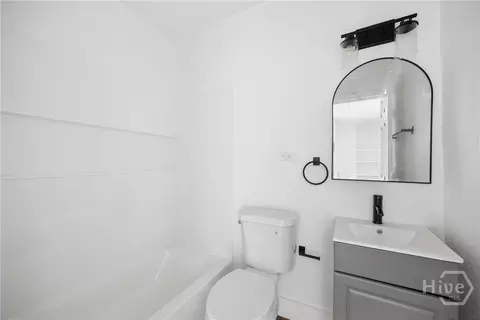 Bath - 1213-1215 E 55th St, Savannah, GA 31404 photo 2 of 2