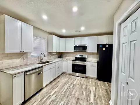 Kitchen - 271 Thomas Cir, Springfield, GA 31329 photo 2 of 2
