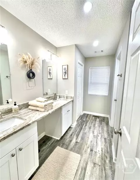 Bath - 271 Thomas Cir, Springfield, GA 31329 photo 1 of 3