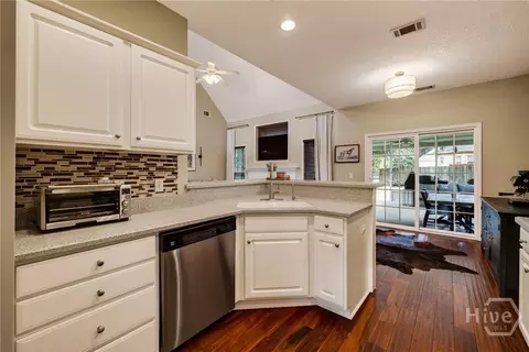Kitchen - 65 Conservation Dr, Savannah, GA 31419 photo 5 of 6