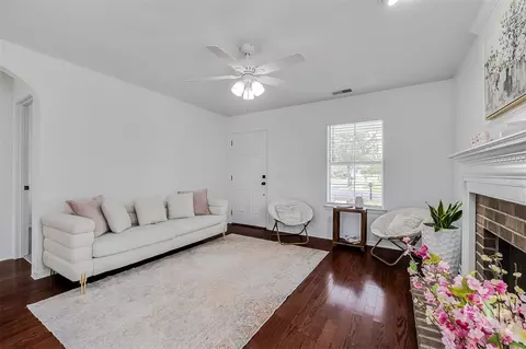 Living - 16 Fairgreen St, Savannah, GA 31407 photo 2 of 2