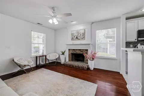 Living - 16 Fairgreen St, Savannah, GA 31407 photo 1 of 2