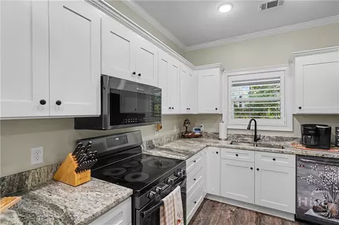 Kitchen - 2 Willow Pointe Dr, Claxton, GA 30417 photo 2 of 3