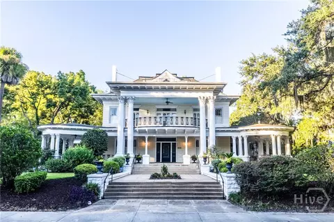920 E Victory Dr, Savannah, GA 31405