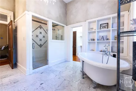 Bath - 920 E Victory Dr, Savannah, GA 31405 photo 2 of 3