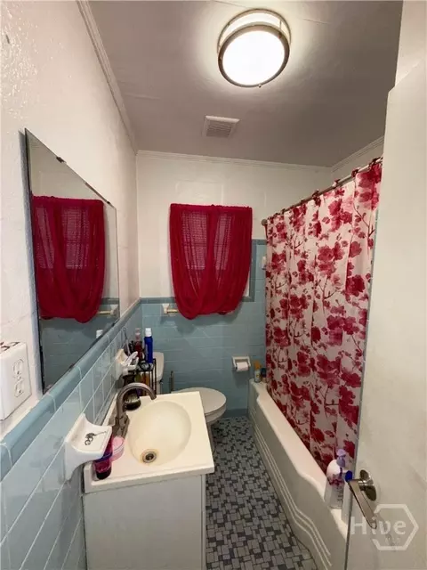Bath - 810 W Main St, Claxton, GA 30417 photo 5 of 5