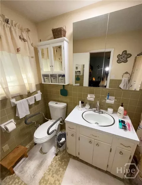 Bath - 810 W Main St, Claxton, GA 30417 photo 2 of 5
