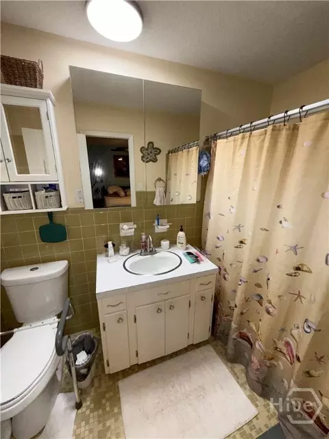 Bath - 810 W Main St, Claxton, GA 30417 photo 3 of 5