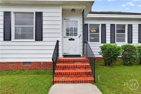 Exterior - 38 E Th E Street St, Savannah, GA 31401 photo 2 of 5