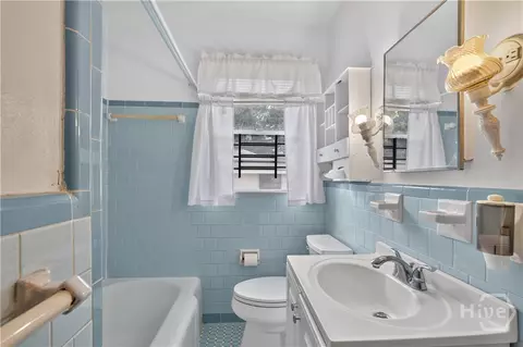 Bath - 38 E Th E Street St, Savannah, GA 31401 photo 1 of 1