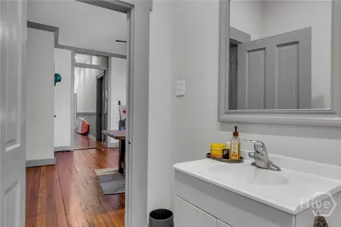 Bath - 404 E Duffy St, Savannah, GA 31401 photo 2 of 2