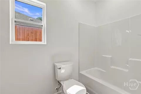 Bath - 124 Wright St, Savannah, GA 31408 photo 2 of 4