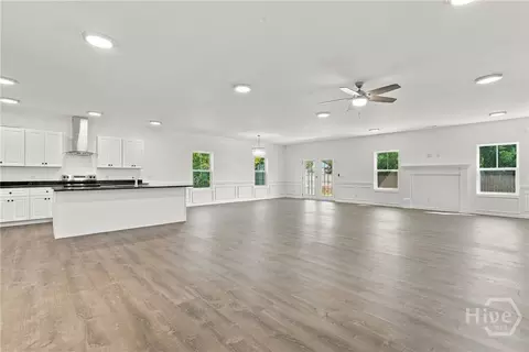 Living - 124 Wright St, Savannah, GA 31408 photo 2 of 11