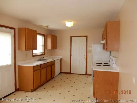 165 Cavalier Dr, Raeford, NC 28376 photo 4