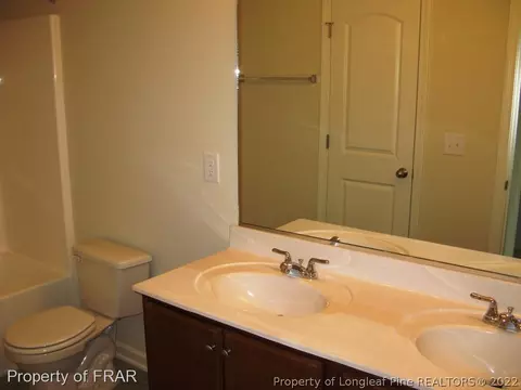 913 Willow Leaf Ct, Dunn, NC 28334 photo 2