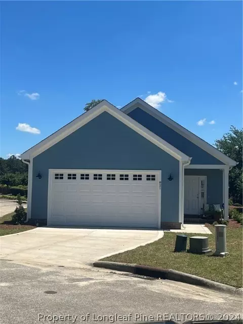 821 Falling Creek Ln, Fayetteville, NC 28304