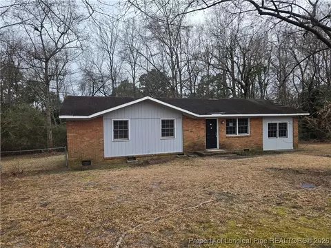 195 Gladiola Dr, Spring Lake, NC 28390