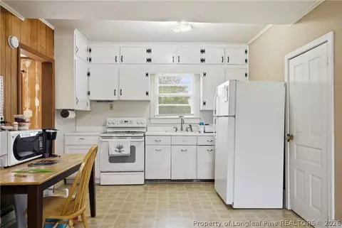 Kitchen - 113 N Third St, Dublin, NC 28332 photo 2 of 3