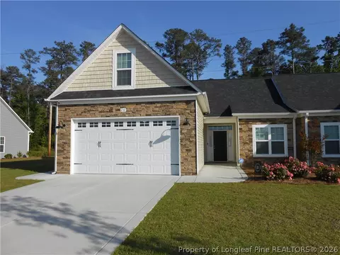 210 Oak Pointe Cir, Lumberton, NC 28358