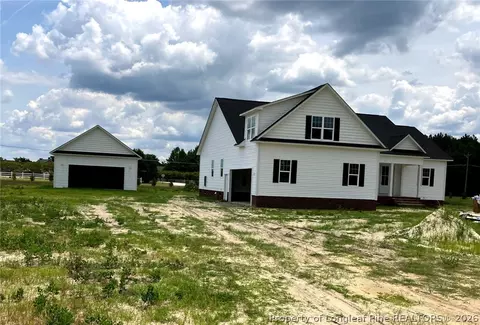 3010 Dinwiddle Dr, Wade, NC 28395