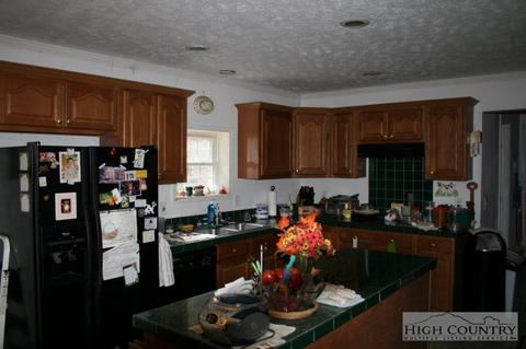 317 Dillard Dr, Jefferson, NC 28640 photo 3