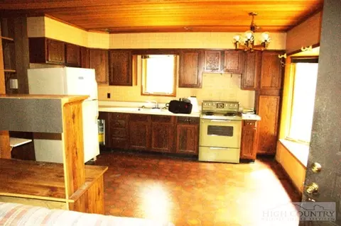 470 Hemlock Loop, Newland, NC 28657 photo 3