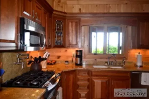 300 Summit Park Cir, Blowing Rock, NC 28605 photo 11