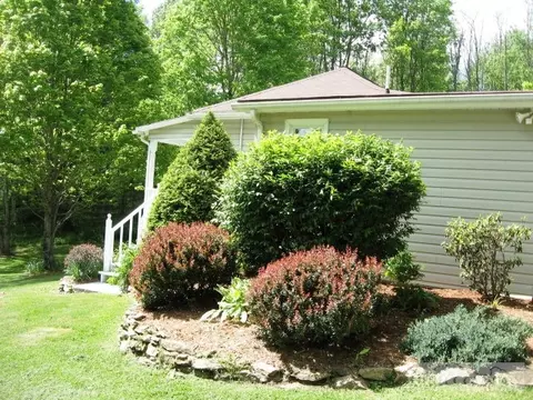 136 Davis Gentry Rd, Lansing, NC 28643 photo 2