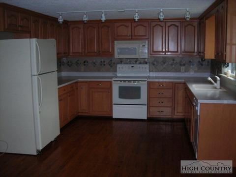 219 Hickory Knl, Deep Gap, NC 28618 photo 2