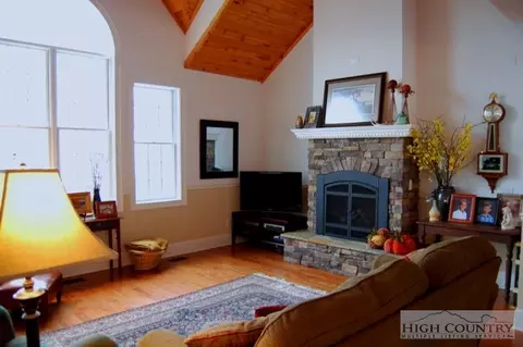 185 Pinecrest Ct, Boone, NC 28607 photo 2