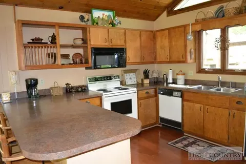 286 Deer Run, Deep Gap, NC 28618 photo 5