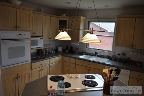 225 Crest Dr, Boone, NC 28607 photo 5