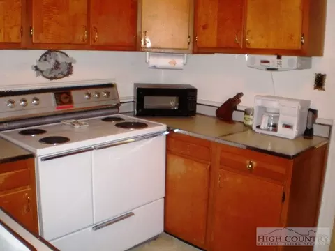 235 Howell Rd, Lansing, NC 28643 photo 10