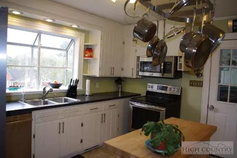 153 Wiley St, Jefferson, NC 28640 photo 2