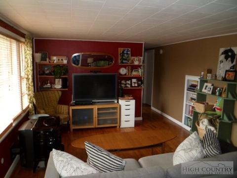 936 Queen St, Boone, NC 28607 photo 2