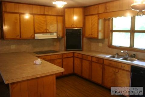 228 Hampton Dr, Boone, NC 28607 photo 4