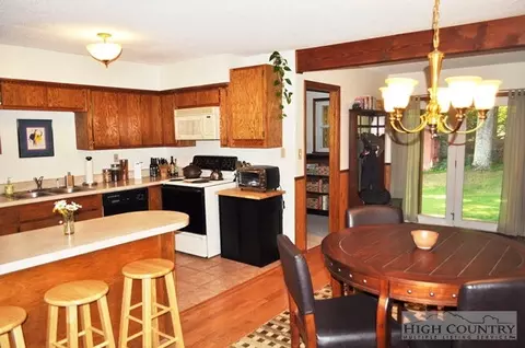 520 Hickory Knl, Deep Gap, NC 28618 photo 3