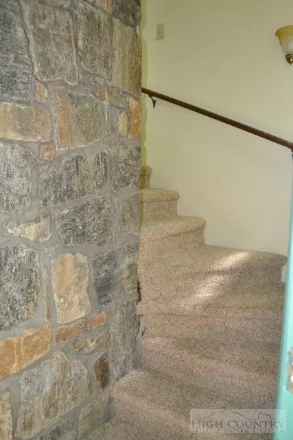208 Saddle Ln, Deep Gap, NC 28618 photo 9