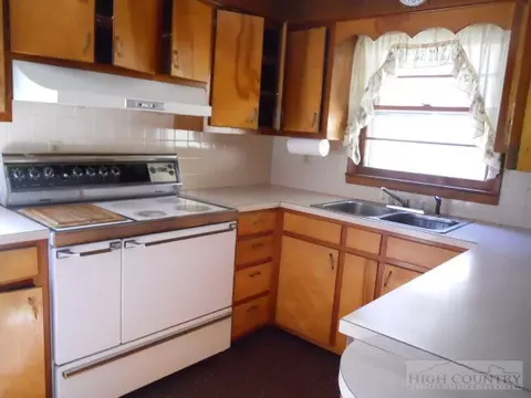 2378 Smithey Rd, Crumpler, NC 28617 photo 2