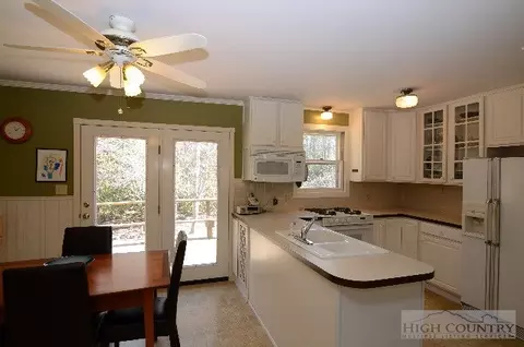 407 Old Hampton Rd, Boone, NC 28607 photo 3