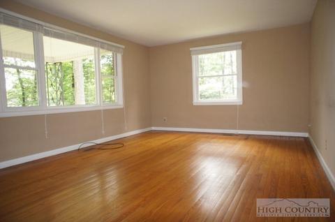 136 Crest Dr, Boone, NC 28607 photo 5