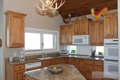 1047 Algonquin Dr, Boone, NC 28607 photo 3