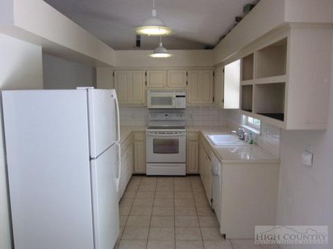 141 Slopes Ct, Blowing Rock, NC 28605 photo 2