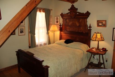 807 Moonshadow Ln, Crumpler, NC 28617 photo 5