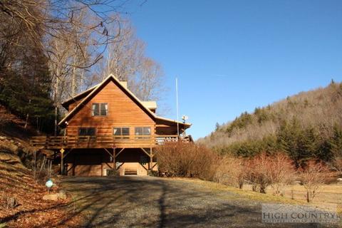 807 Moonshadow Ln, Crumpler, NC 28617 photo 1
