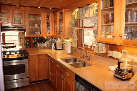 807 Moonshadow Ln, Crumpler, NC 28617 photo 2